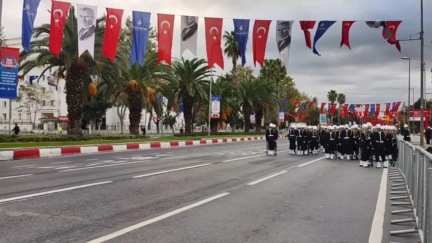 29 Ekim Cumhuriyet Bayramı provaları nedeniyle İstanbul’da bazı yollar trafiğe kapatıldı - Fotoğraf 1