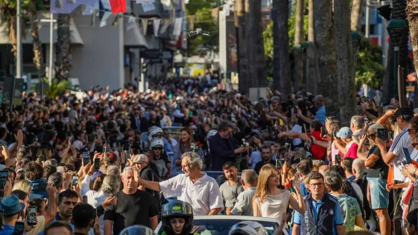 Altın Portakal’da yıldızlar geçidi! Antalya’da korteje yoğun ilgi - Fotoğraf 1