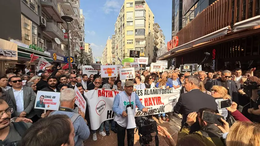 İzmir’de gazetecilerden basın özgürlüğü yürüyüşü: Artık yeter, nefes alamıyoruz - Fotoğraf 2