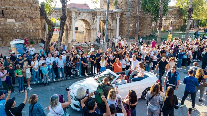 Altın Portakal’da yıldızlar geçidi! Antalya’da korteje yoğun ilgi - Fotoğraf 3