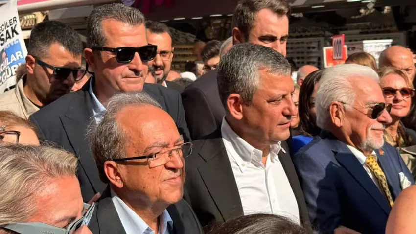 İzmir’de gazetecilerden basın özgürlüğü yürüyüşü: Artık yeter, nefes alamıyoruz - Fotoğraf 1