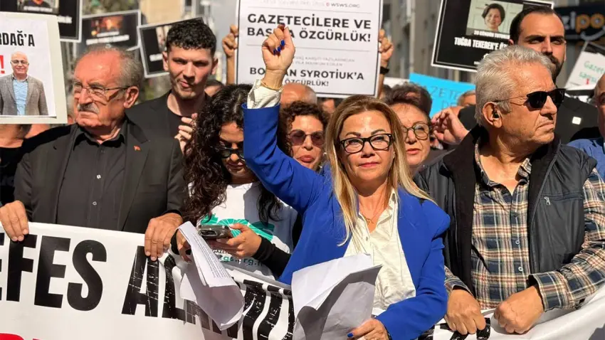 İzmir’de gazetecilerden basın özgürlüğü yürüyüşü: Artık yeter, nefes alamıyoruz - Fotoğraf 4