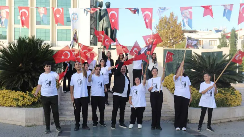 Efes Selçuk’ta engelsiz gençlerden Cumhuriyet coşkusu - Fotoğraf 2