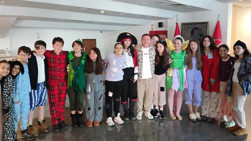 Karşıyaka Belediye Tiyatrosu yeni sezona “Peter Pan” ile başladı - Fotoğraf 1