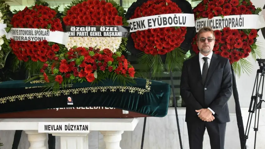 Engin Altan Düzyatan'ın babası Mevlan Düzyatan son yolculuğuna uğurlandı haberinin görseli