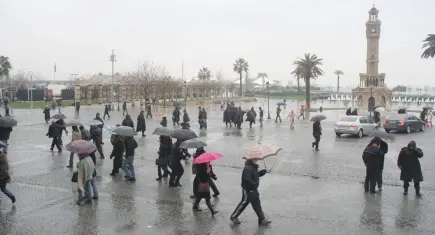İzmir’de bahar havası yerini sağanak yağışlara bırakıyor