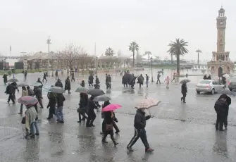 İzmir’de bahar havası yerini sağanak yağışlara bırakıyor