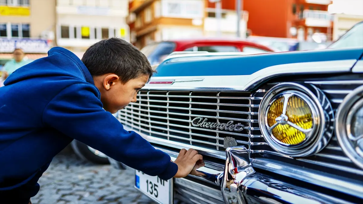 Klasik otomobiller Bergama’da nostalji rüzgarı estirdi görseli