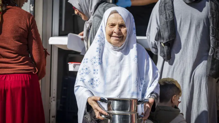 İzmir’de ihtiyaç sahiplerine haftalık 16 bin 800 kişilik yemek desteği - Fotoğraf 3