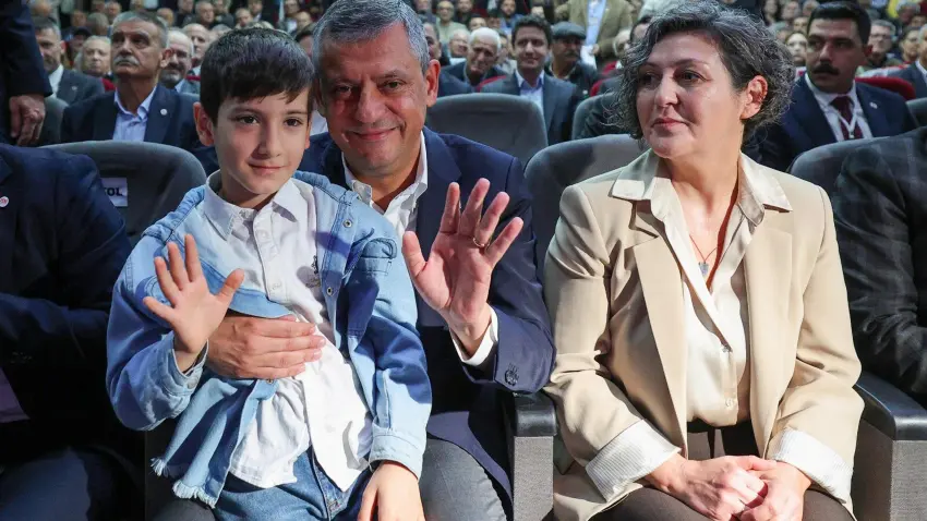 Özgür Özel: Yeni Parti karanlığa inat yakılmış bir mumdur - Fotoğraf 1
