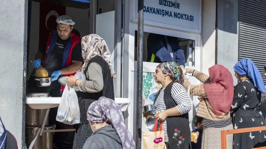 İzmir’de ihtiyaç sahiplerine haftalık 16 bin 800 kişilik yemek desteği - Fotoğraf 2