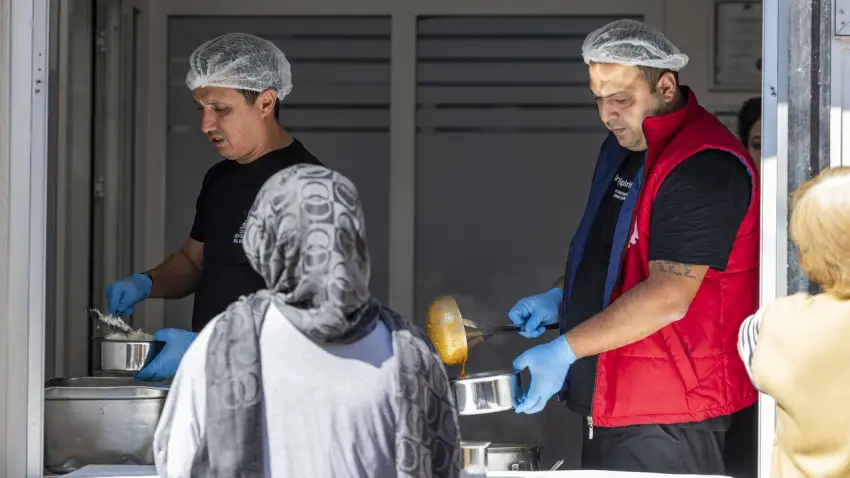 İzmir’de ihtiyaç sahiplerine haftalık 16 bin 800 kişilik yemek desteği - Fotoğraf 1