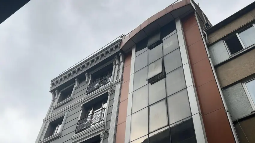 Yan binasının çatısına geçen Kazakistanlı kadın -2’nci kata düşüp öldü - Fotoğraf 1