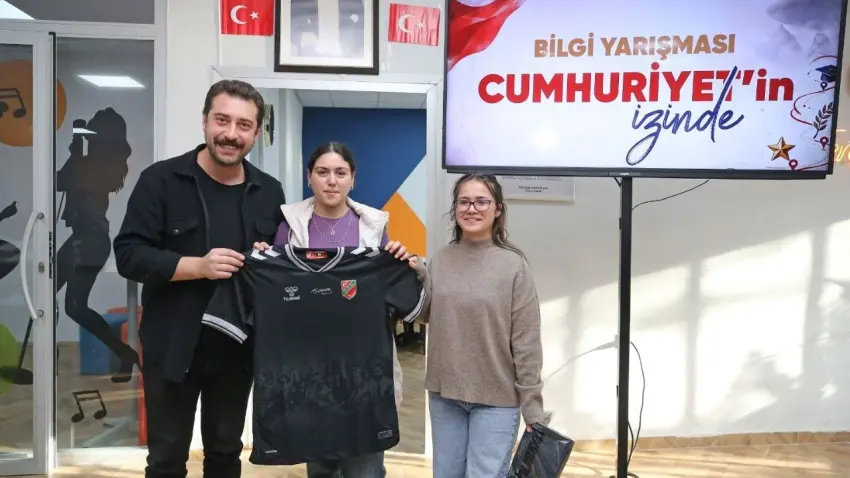 Karşıyaka’da Cumhuriyet coşkusu: Gençler bilgi yarışmasında yarıştı - Fotoğraf 1