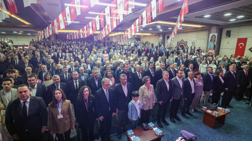Özgür Özel: Yeni Parti karanlığa inat yakılmış bir mumdur - Fotoğraf 2