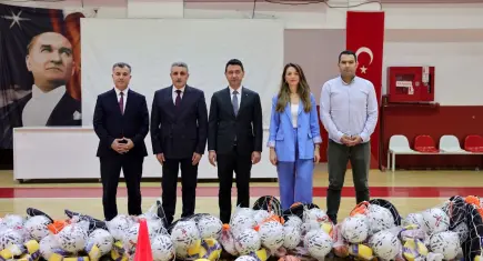 Bayraklı Belediyesi’nden 51 okula 1,5 milyon TL’lik spor malzemesi desteği