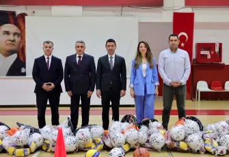Bayraklı Belediyesi’nden 51 okula 1,5 milyon TL’lik spor malzemesi desteği