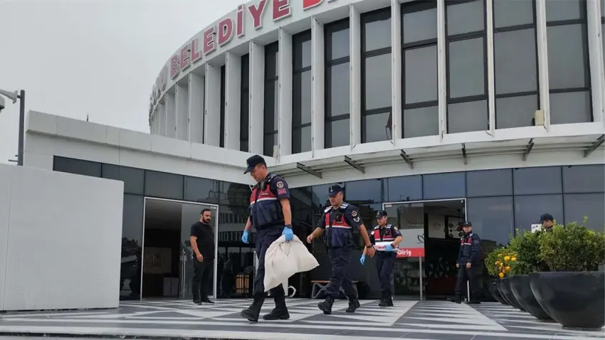 Bolu Belediyesi’ne şafak operasyonu: Belediye Başkan Yardımcısı dahil 4 gözaltı! haberinin görseli