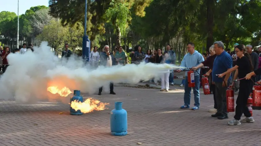 Ege Üniversitesi'nde fakülte personeline uygulamalı yangın söndürme eğitimi haberinin görseli