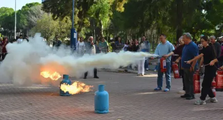 Ege Üniversitesi'nde fakülte personeline uygulamalı yangın söndürme eğitimi