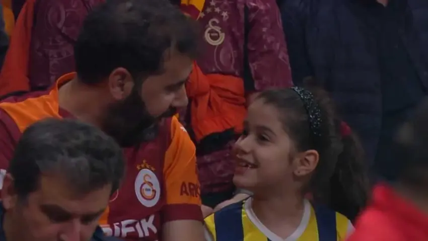 Galatasaray - Fenerbahçe derbisinde iç ısıtan kare: Dostluk tribüne yansıdı haberinin görseli