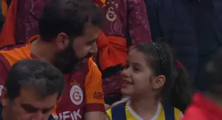 Galatasaray - Fenerbahçe derbisinde iç ısıtan kare: Dostluk tribüne yansıdı