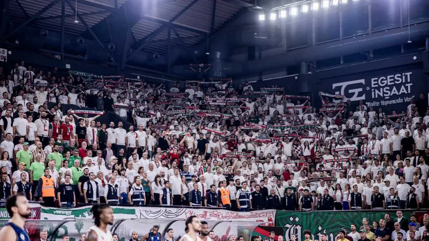 Karşıyaka 5,5 ay sonra taraftarıyla buluştu haberinin görseli