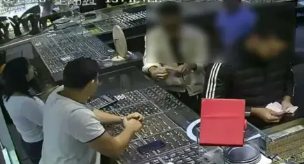 Kuyumcu kuyumcu gezip sahte altın bozduran dolandırıcıları şampiyon güreşçi deşifre etti