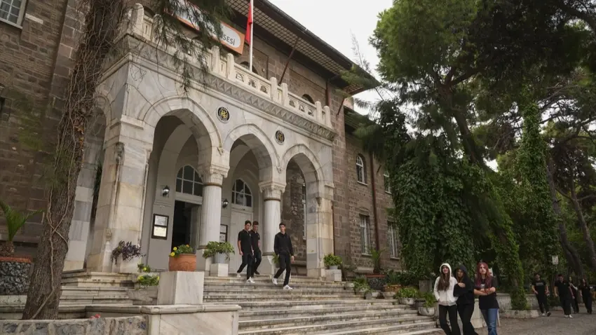 Atatürk’ün iki kez ziyaret ettiği İzmir Kız Lisesi 110 yıldır eğitim veriyor - Fotoğraf 1