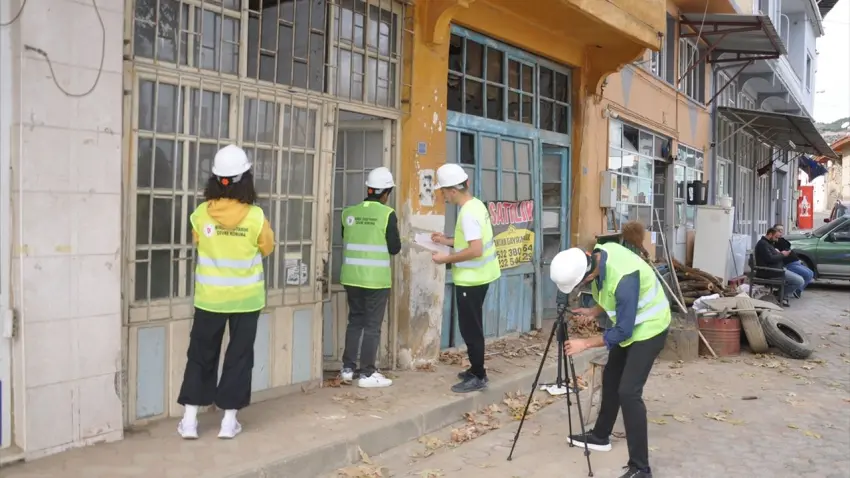 Üniversiteliler Ödemiş’in tarihi mirasını kayıt altına alıyor - Fotoğraf 3