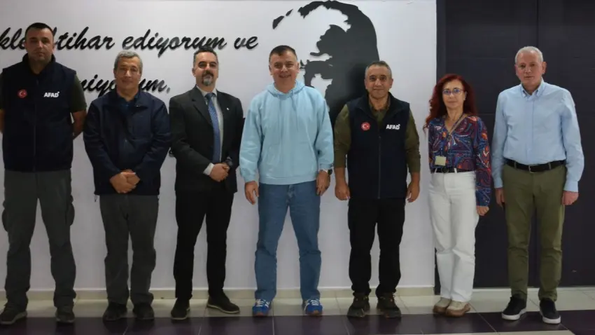 Ege Üniversitesi'nde fakülte personeline uygulamalı yangın söndürme eğitimi - Fotoğraf 1