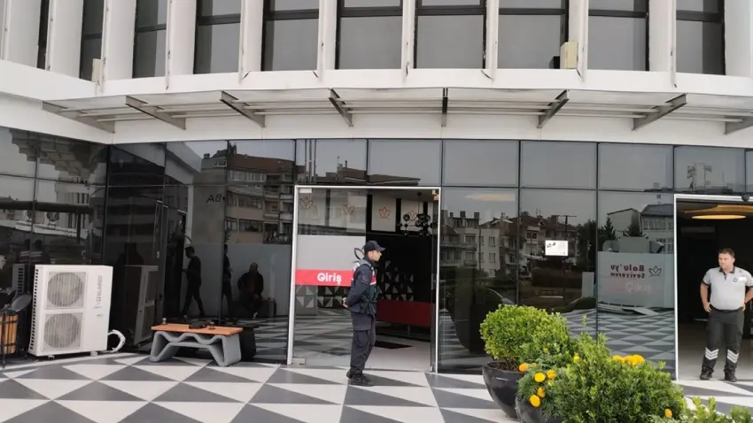 Bolu Belediyesi’ne şafak operasyonu: Belediye Başkan Yardımcısı dahil 4 gözaltı! - Fotoğraf 1