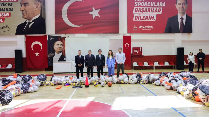 Bayraklı Belediyesi’nden 51 okula 1,5 milyon TL’lik spor malzemesi desteği - Fotoğraf 1