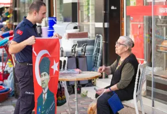 Narlıdere sokakları kırmızı beyaza büründü