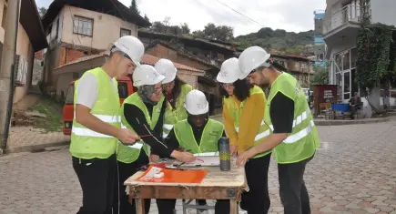 Üniversiteliler Ödemiş’in tarihi mirasını kayıt altına alıyor