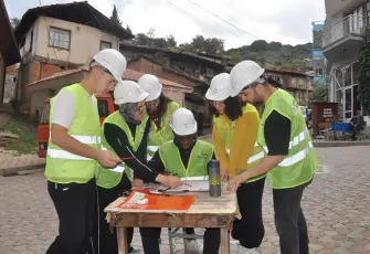 Üniversiteliler Ödemiş’in tarihi mirasını kayıt altına alıyor