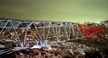 Antalya'da hortum faciası: Konteynerler parçalandı, kule vinç devrildi! Ölü ve yaralılar var