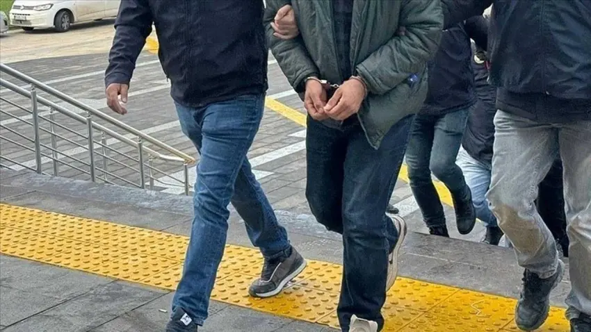 Atatürk’e ve Türk bayrağına hakaret eden öğretmen gözaltında! haberinin görseli