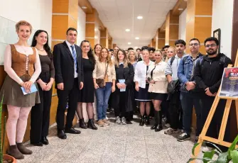 Cumhuriyet’in 103. yılına özel karma sergi İzmir’de açıldı