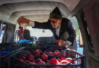 “Elmacı Dede” bu kez İzmir’de Mehmetçiğe elma ve üzüm götürdü