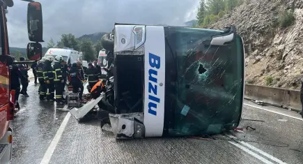 Isparta-Antalya kara yolunda kaza: Yolcu otobüsü devrildi! Ölü ve yaralılar var