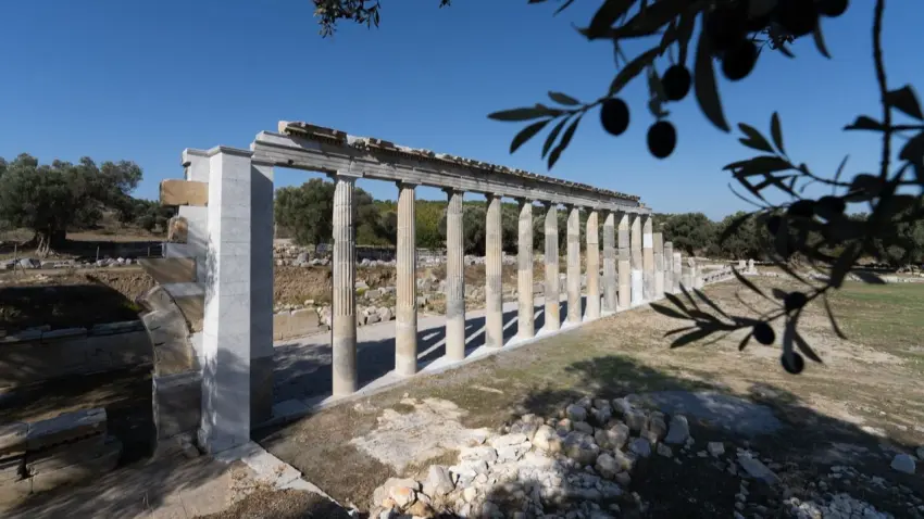İzmir’de 2 bin 200 yıllık meclis binası tarihe ışık tutuyor