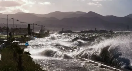 İzmir için sarı kodlu uyarı: Çeşme açıklarında hortum riski!