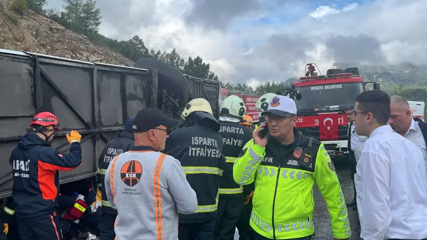 Isparta-Antalya kara yolunda kaza: Yolcu otobüsü devrildi! Ölü ve yaralılar var - Fotoğraf 1