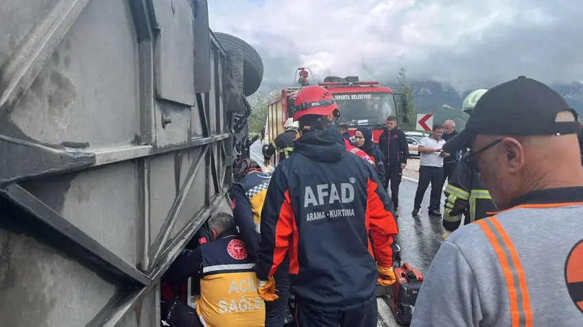 Isparta-Antalya kara yolunda kaza: Yolcu otobüsü devrildi! Ölü ve yaralılar var - Fotoğraf 2