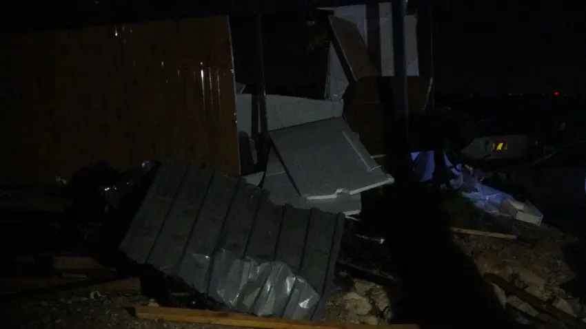 Antalya'da hortum faciası: Konteynerler parçalandı, kule vinç devrildi! Ölü ve yaralılar var - Fotoğraf 1