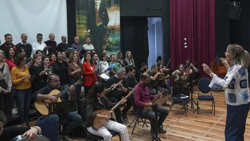 100 kişilik dev kadro Cumhuriyet için sahnede
