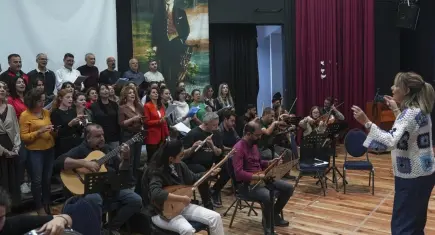 100 kişilik dev kadro Cumhuriyet için sahnede