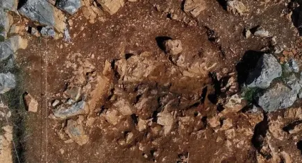 Antik tiyatronun oturma alanında şaşırtan buluntu: 2 bin yıllık mezar ortaya çıktı!