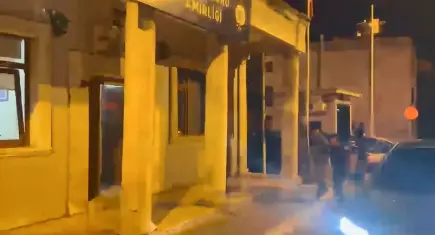 Eyüpsultan’da film gibi silah operasyonu: Müşteri kılığına giren polisler şebekeyi çökertti!